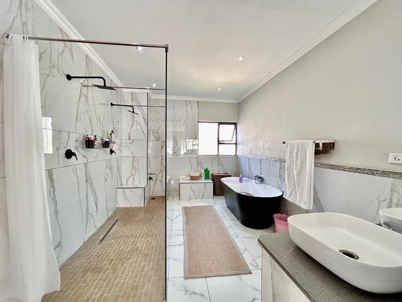 5 Bedroom Property for Sale in Xanadu North West